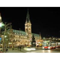 0767_0160 Strassenverkehr am Abend vor dem Hamburger Rathaus - Autobus, Taxi in Fahrt. | Adventszeit - Weihnachtsmarkt in Hamburg - VOL.1